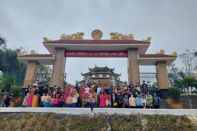 CHĂM SÓC VÀ DÂNG HƯƠNG NGHĨA TRANG LIỆT SĨ HUYỆN SƠN TÂY.