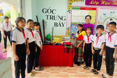 Nhóm thực hiện dự án truyền thông và giới thiệu văn hóa Ca Dong đến các học sinh Sơn Tân